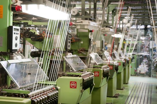 Telares industriales en una planta de producción